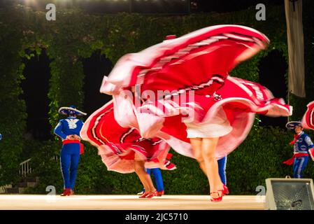 Mexikanische Tänzer, gekleidet in atemberaubende bunte helle Kostüme auf 23. International Folklore Festival, Varna Bulgarien 2014 Stockfoto