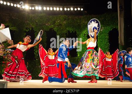 Mexikanische Tänzer, gekleidet in atemberaubende bunte helle Kostüme auf 23. International Folklore Festival, Varna Bulgarien 2014 Stockfoto