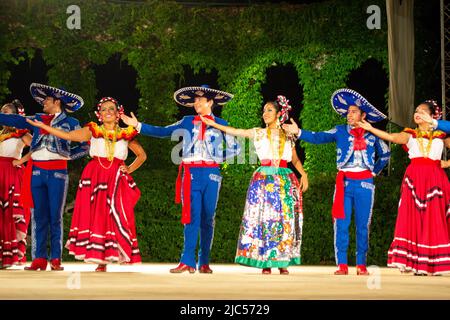 Mexikanische Tänzer, gekleidet in atemberaubende bunte helle Kostüme auf 23. International Folklore Festival, Varna Bulgarien 2014 Stockfoto