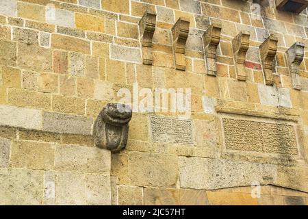 Derbent, Russland - 09. Mai 2022: Architektonische Elemente der Festungsmauer der Zitadelle von Derbent, Dagestan Stockfoto