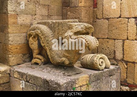 Derbent, Russland - 09. Mai 2022: Fragmente einer Drachenstatue am Eingang zum Schah-Palast in der Zitadelle von Derbent Stockfoto