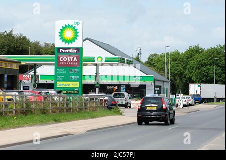 Rotherwas, Hereford, Herefordshire, Großbritannien - Freitag, 10.. Juni 2022 - Ein Autofahrer fährt an einer BP-Tankstelle in Rotherwas, Hereford, vorbei, wo die Benzinpreise auf £193,9 pro Liter und Diesel auf £196,9 pro Liter fast £2,00 pro Liter angegeben sind - die Kraftstoffpreise steigen weiter. Foto Steven May / Alamy Live News Stockfoto