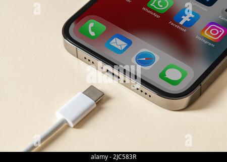 Antalya, TÜRKEI - 10. Juni 2022. Apple iPhone 13 Pro und kabelgebundenes USB-c- oder Typ-C-Ladegerät. Die EU zwingt alle Geräte, USB-c oder Typ-C zu verwenden Stockfoto