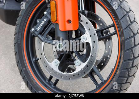 Vorderrad des Harley-Davidson Pan America 1250 Motorrades mit brembo Scheibenbremsen, Nahaufnahme in Tula, Russland - 5. Juni 2022 Stockfoto