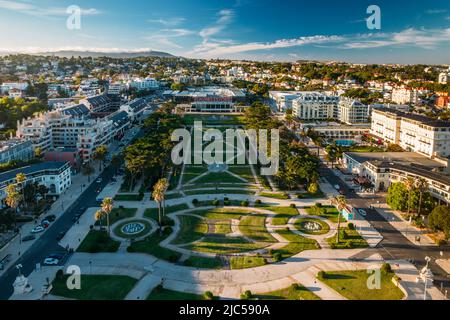 Estoril, Portugal - 9. Juni 2022: Luftaufnahme vom Estoril-Garten und dem Casino Estoril am Ende des Gartens Stockfoto