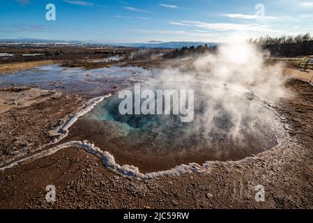 Dampf steigt über dem magischen blauen Wasser der Blesi heißen Quelle im Haukadalur Tal, Golden Circle Route, Island Stockfoto