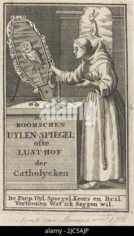 Zweite Titelseite für Jacob Lydius' Buch, den römischen Uilenspiegel. Auf einem Sockel befinden sich ein Paar Gläser und ein Kruzifix, ein Kerzenständer und ein großer Spiegel, in dem eine Eule zu sehen ist. Ein Mönch schaut in den Spiegel. Durch einen blick nach hinten ist ein Mönch sichtbar, der in der Luft schwebt. Unter dem Bild der Text: De Paep, Uyl, Spiegel, Keers en Bril Vertoonen Wat ick Seggen wil., zweite Titelseite für De Roomse Uilenspiegel Den Roomschen Uylen-spiegel ofte Lust-hof der Catholycken , Druckerei: Anonymous, Samuel van Hoogstraten, Verlag: Philip Verbeek, Amsterdam, 1671 - 1716, Papier, Radierung Stockfoto