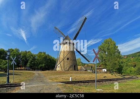 Freilichtmuseum, Skanzen, Szentendrei Szabadtéri Néprajzi Múzeum, , große ungarische Tiefebene, Eisenbahnschienen, Bahnübergang, Windmühle aus Dusnok, Stockfoto