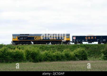 GBRf Baureihe 66 Diesel Lok No. 66749 'Christopher Hopcroft MBE' zieht einen Ballastzug, Warwickshire, UK Stockfoto