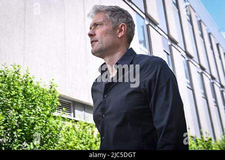 Brüssel, Belgien. 10.. Juni 2022. Fernsehmoderator Maarten Vangramberen, der während einer Pressekonferenz des flämischen öffentlich-rechtlichen Rundfunks VRT fotografiert wurde, um seinen Sportprogramm in diesem Sommer, Freitag, 10. Juni 2022, in Brüssel vorzustellen. BELGA FOTO DIRK WAEM Quelle: Belga Nachrichtenagentur/Alamy Live News Stockfoto