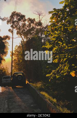 CARACAS, VENEZUELA - Mai 2022: Galipan typischer Offroad-Transport Toyota LandCruiser, Caracas - Venezuela. Eco House-Konzept. Stockfoto