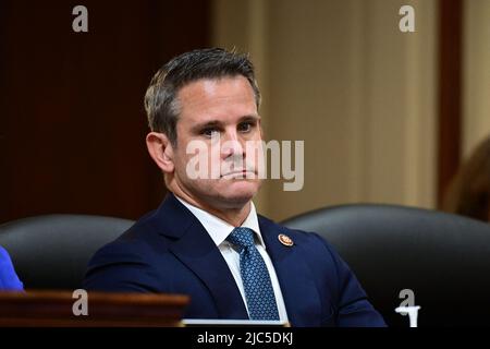 Der US-Repräsentant Adam Kinzinger (Republikaner von Illinois), Mitglied des US-Repräsentantenhauses zur Untersuchung des Angriffs auf das US-Kapitol vom 6.. Januar, hört während der Anhörung auf dem Capitol Hill in Washington, DC am 9. Juni 2022 zu. Foto von Ron Sachs/CNP/ABACAPRESS.COM Stockfoto