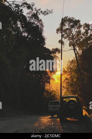 CARACAS, VENEZUELA - Mai 2022: Galipan typischer Offroad-Transport Toyota LandCruiser, Caracas - Venezuela. Eco House-Konzept. Stockfoto
