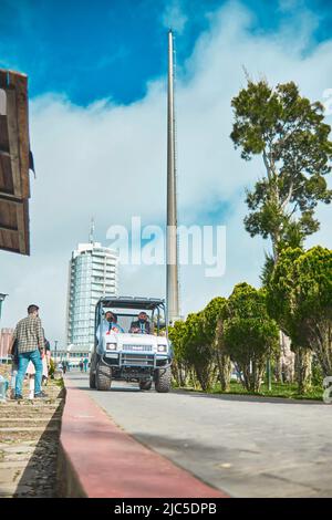 Caracas, Venezuela, Mai 2022: Privater Transferservice für Gäste zum Hotel Humboldt auf dem Gipfel des Avila-Gebirges. Landschaftskonzept. Stockfoto