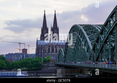 Liebesschlösser. Paare befestigen ein Vorhängeschloss an der Geländer der Hohenzollernbrücke, um ewige Liebe zu schwören. Köln, Nordrhein-Westfalen, Deutschland, 21.5.22 Stockfoto