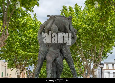 Felanitx, Spanien; Mai 27 2022: Bronzeskulptur mit dem Titel Feinejant, vom Bildhauer Jaume mir, zum Gedenken an den 100. Geburtstag von Simo Barcelo Obrad Stockfoto