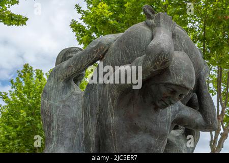 Felanitx, Spanien; Mai 27 2022: Bronzeskulptur mit dem Titel Feinejant, vom Bildhauer Jaume mir, zum Gedenken an den 100. Geburtstag von Simo Barcelo Obrad Stockfoto