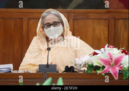 Dhaka. 10.. Juni 2022. Der Premierminister von Bangladesch, Sheikh Hasina, spricht am 9. Juni 2022 im parlament in Dhaka, Bangladesch. Die Regierung Bangladeschs hat einen Rekord von fast 7 Billionen Taka (etwa 76,18 Milliarden US-Dollar) für das im Juli beginnende Haushaltsjahr 2022-23 aufgestellt. Finanzminister AHM Mustafa Kamal hat am Donnerstag den Jahreshaushalt der Regierung von Premierminister Scheich Hasina vor das parlament gestellt. Quelle: Xinhua/Alamy Live News Stockfoto