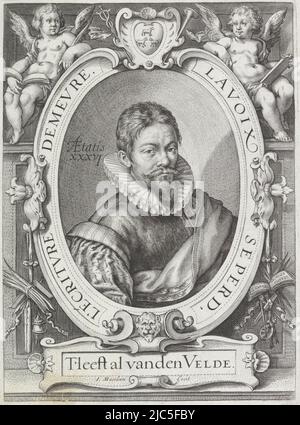 Porträt des Kalligraphen Jan van den Velde im Alter von 36 Jahren in einem ovalen Rahmen mit der Legende: La voix se perd, l'écriture demeure. Über seinem Wappen ein Feld mit drei Schafen und unter seinem Wappen: T'leeft al vanden Velde. Daneben ein Kadukeus und Lobposaune. Links und rechts ein Putti mit Schreibgeräten. Der Druck ist Teil eines Albums, Portrait von Jan van den Velde im Alter von 36 Jahren Spieghel der schrijfkonzste (Serientitel), Druckerei: Jacob Matham, (Objektbezeichnung), Haarlem, 1605, Papier, Gravur, H 204 mm × B 150 mm Stockfoto