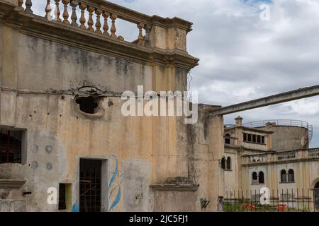 Felanitx, Spanien; Mai 27 2022: Alte verlassene Fabrik in einem Ruinenzustand in der mallorquinischen Stadt Felanitx, Spanien. Schließung von Fabriken in ländlichen Gebieten Stockfoto