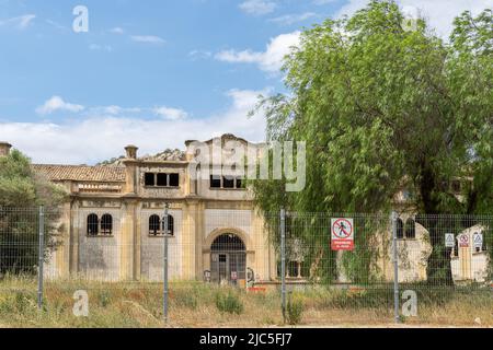 Felanitx, Spanien; Mai 27 2022: Alte verlassene Fabrik in einem Ruinenzustand in der mallorquinischen Stadt Felanitx, Spanien. Schließung von Fabriken in ländlichen Gebieten Stockfoto