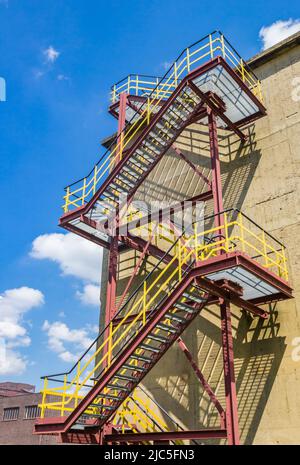 Feuertreppe im Industriekomplex der Zeche Zollverein in Essen, Deutschland Stockfoto