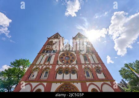 Limburg, Deutschland. 10.. Juni 2022. Der blaue Himmel über der Limburger Kathedrale. Der Leiter des Seminars in der Diözese Limburg wurde tot aufgefunden. Dies wurde von der Diözese am Freitag angekündigt, ohne Einzelheiten über die Umstände des Todes des Pfarrers zu geben. Quelle: Thomas Frey/dpa/Alamy Live News Stockfoto