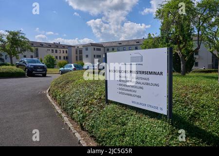 Limburg, Deutschland. 10.. Juni 2022. Das bischöfliche Seminar. Der Leiter des Seminars in der Diözese Limburg wurde tot aufgefunden. Dies teilte die Diözese am Freitag mit, ohne Angaben über die Umstände des Todes des Pfarrers zu machen. Quelle: Thomas Frey/dpa/Alamy Live News Stockfoto