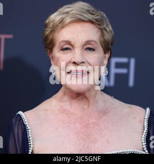 Hollywood, Usa. 09.. Juni 2022. HOLLYWOOD, LOS ANGELES, KALIFORNIEN, USA - 09. JUNI: Die englische Schauspielerin Julie Andrews kommt beim jährlichen AFI Life Achievement Award 48. zu Ehren von Julie Andrews an, der am 9. Juni 2022 im Dolby Theater in Hollywood, Los Angeles, Kalifornien, USA, stattfand. (Foto von Xavier Collin/Image Press Agency) Quelle: Image Press Agency/Alamy Live News Stockfoto