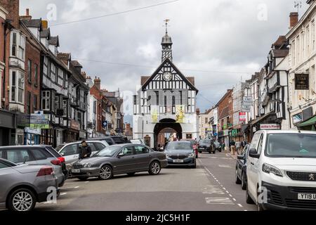 Blick nach Norden entlang der Hight Street in Richtung des 1652 erbauten Black & White Town Hall im Tudor-Stil, Bridgnorth, Shropshire, England, Großbritannien. Stockfoto