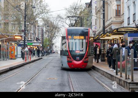 Moderne rote Straßenbahn am Bahnhof Sultanahmet. Istanbul - Türkei: 19. April 2022. Stockfoto