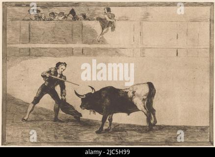 Der Stierkämpfer (Torero) Pedro Romera Martínez in der Arena, gegenüber dem Stier stehend. Ein Umhang in seiner linken Hand, sein Schwert hielt sich dem Tier entgegen. Nummeriert oben rechts: 30., Pedro Romera Martínez tötet einen Bullen Pedro Romero matando á toro parado Stierkampf (Serientitel) La Taureaumachie (Serientitel) La Tauromaquia (Serientitel), Druckerei: Francisco de Goya, Verlag: Eugène Loizelet, Druckerei: Spanien, Verlag: Paris, 1876, Papier, Radierung, H 247 mm × B 355 mm Stockfoto