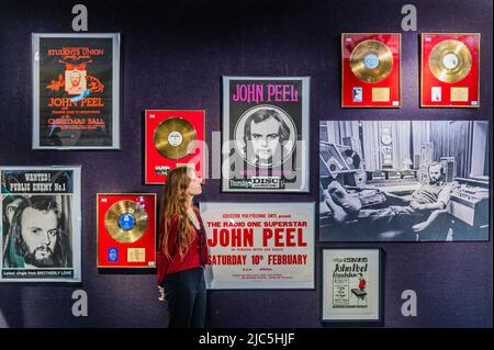 London, Großbritannien. 10.. Juni 2022. Verschiedene Poster und Goldscheiben - Eine Vorschau auf den Verkauf von Live in Session: Property aus dem John Peel Archive in Bonhams Knightsbridge. Der Verkauf selbst findet am Dienstag, den 14. Juni, statt. Kredit: Guy Bell/Alamy Live Nachrichten Stockfoto