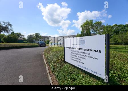 Limburg, Deutschland. 10.. Juni 2022. Das bischöfliche Seminar. Der Leiter des Seminars in der Diözese Limburg wurde tot aufgefunden. Dies teilte die Diözese am Freitag mit, ohne Angaben über die Umstände des Todes des Pfarrers zu machen. Quelle: Thomas Frey/dpa/Alamy Live News Stockfoto