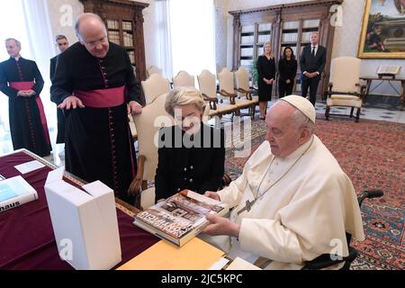 Vatikanstadt, Vatikan. 10. Juni 2022. Papst Franziskus trifft die Präsidentin der Europäischen Kommission, Ursula von der Leyen, im Vatikan. (Foto von Vatican Media). Quelle: Vatican Media/Picciarella/Alamy Live News Stockfoto