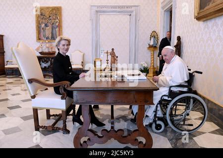 Vatikanstadt, Vatikan. 10. Juni 2022. Papst Franziskus trifft die Präsidentin der Europäischen Kommission, Ursula von der Leyen, im Vatikan. (Foto von Vatican Media). Quelle: Vatican Media/Picciarella/Alamy Live News Stockfoto