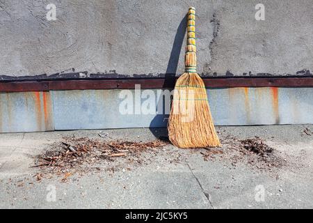 Besen und Abfall . Natürlicher Strohbesen Stockfoto