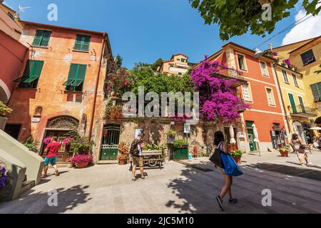 Hauptstraße von Monterosso al Mare Dorf und Touristen, Nationalpark Cinque Terre in Ligurien, Provinz La Spezia, Italien, Europa. Stockfoto