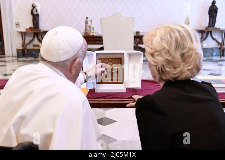 Vatikanstadt, Vatikan. 10. Juni 2022. Papst Franziskus trifft die Präsidentin der Europäischen Kommission, Ursula von der Leyen, im Vatikan. (Foto von Vatican Media). Quelle: Vatican Media/Picciarella/Alamy Live News Stockfoto