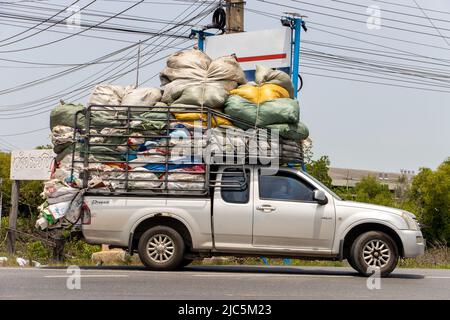 BANGKOK, THAILAND, 01 2022. JUNI, Ein mit vielen Säcken beladener Pick-up-Wagen fährt auf einer Straße Stockfoto