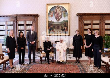 Vatikanstadt, Vatikan. 10. Juni 2022. Papst Franziskus trifft die Präsidentin der Europäischen Kommission, Ursula von der Leyen, im Vatikan. (Foto von Vatican Media). Quelle: Vatican Media/Picciarella/Alamy Live News Stockfoto