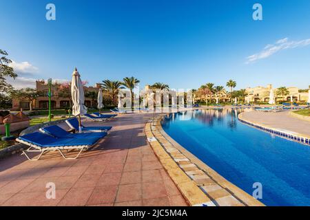 Schwimmbad des Club Calimera Akassia Swiss Resort, Hotel an der Küste des Roten Meeres, das von vielen europäischen Touristen besucht wird. Stockfoto