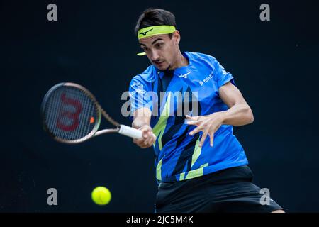 Stuttgart, Deutschland. 10.. Juni 2022. Tennis: ATP Tour - Stuttgart, Doppel, Herren, Viertelfinale. Sonego (Italien) - Berrettini (Italien). Lorenzo Sonego in Aktion. Quelle: Tom Weller/dpa/Alamy Live News Stockfoto