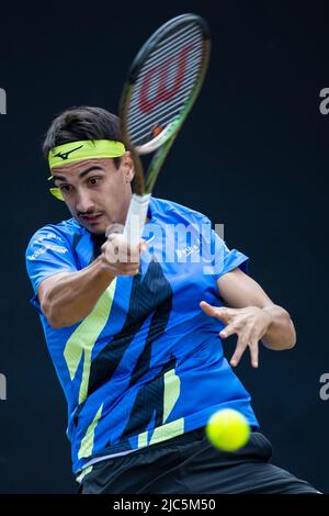 Stuttgart, Deutschland. 10.. Juni 2022. Tennis: ATP Tour - Stuttgart, Doppel, Herren, Viertelfinale. Sonego (Italien) - Berrettini (Italien). Lorenzo Sonego in Aktion. Quelle: Tom Weller/dpa/Alamy Live News Stockfoto