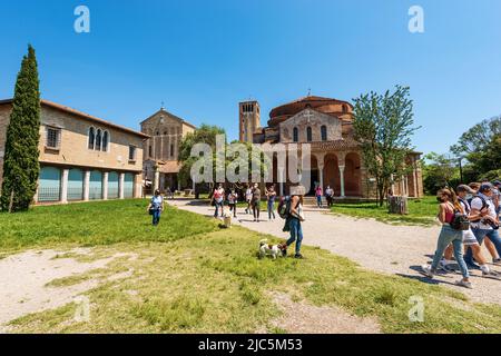 Insel Torcello, Basilika und Kathedrale Santa Maria Assunta im venezianisch-byzantinischen Stil (639) und die Kirche Santa Fosca, Lagune von Venedig, Italien. Stockfoto