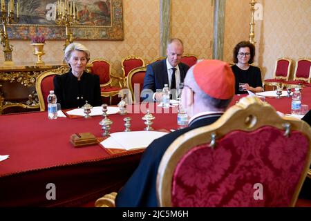 Vatikanstadt, Vatikan. 10. Juni 2022. Der Vatikanische Staatssekretär, Kardinal Pietro Parolin, trifft die Präsidentin der Europäischen Kommission, Frau Ursula von der Leyen, im Vatikan. (Foto von Vatican Media). Quelle: Vatican Media/Picciarella/Alamy Live News Stockfoto