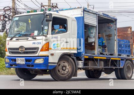 BANGKOK, THAILAND, 01 2022. JUNI, ein Lastwagen mit Getränken und einem offenen Laderaum, in dem ein Arbeiter sitzt Stockfoto