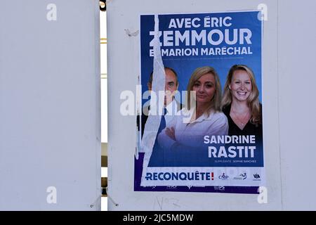 Marseille, Frankreich. 09.. Juni 2022. Auf diesem Wahlplakat sehen wir Eric Zemmour (L), Sandrine Rastit (C) und Marion Marechal (R), die Reconquete repräsentieren. Die Kampagne für die Parlamentswahlen, die am 12. Und 19. Juni 2022 stattfinden wird, wurde am 30. Mai 2022 offiziell gestartet. Kredit: SOPA Images Limited/Alamy Live Nachrichten Stockfoto