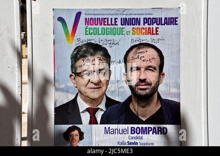 Marseille, Frankreich. 09.. Juni 2022. Auf diesem Wahlplakat sehen wir Jean-Luc Melenchon (HL), Manuel Bompard (HR) und Kalila Sevin (DL) Vertreter der Neuen Volksunion Ecological and Social (NUPES). Die Kampagne für die Parlamentswahlen, die am 12. Und 19. Juni 2022 stattfinden wird, wurde am 30. Mai 2022 offiziell gestartet. Kredit: SOPA Images Limited/Alamy Live Nachrichten Stockfoto