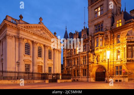 Abend im Senate House und Gonville & Caius College im Stadtzentrum von Cambridge, England. Stockfoto